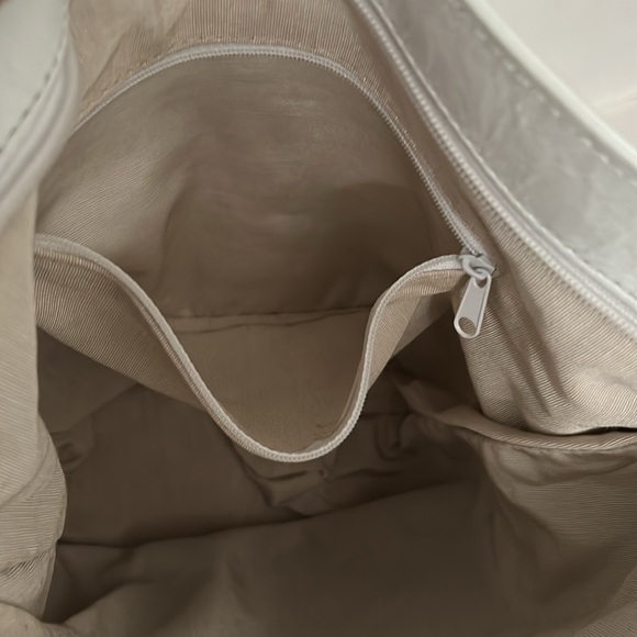 Vintage white leather gold lion studded bucket bag - Picture 4 of 9